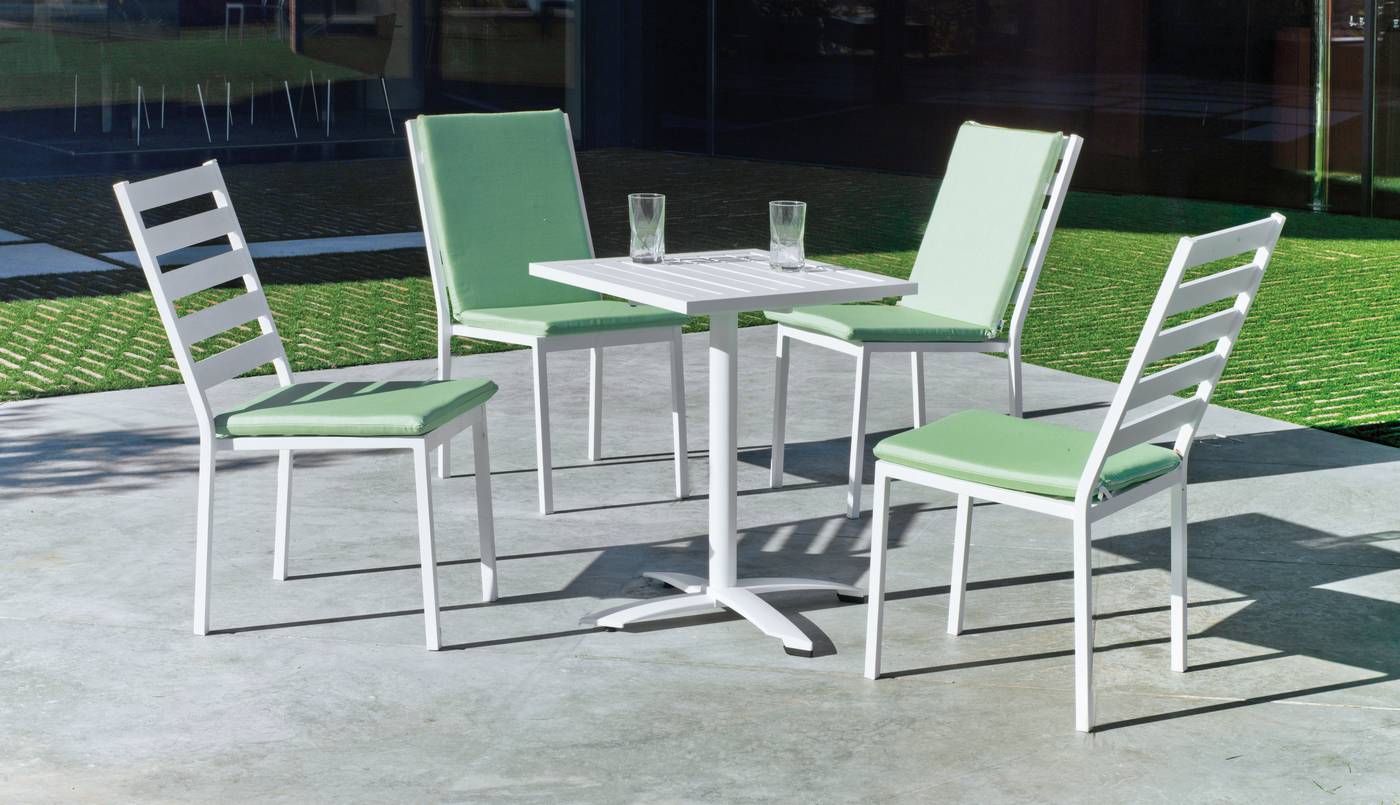 Mesa cuadrada de aluminio  con tablero lamas de aluminio + 4 sillas aluminio. Disponible en color blanco, plata y antracita.